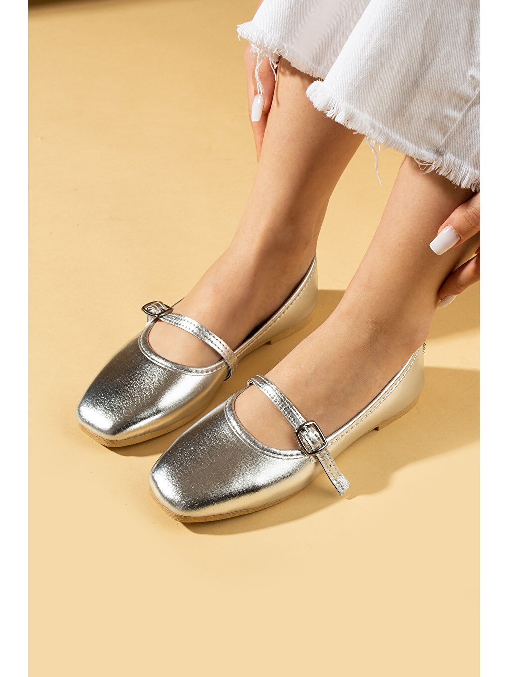 Gri Küt Burunlu Tokalı Rahat Kalıp Kadın Babet 81-142-25