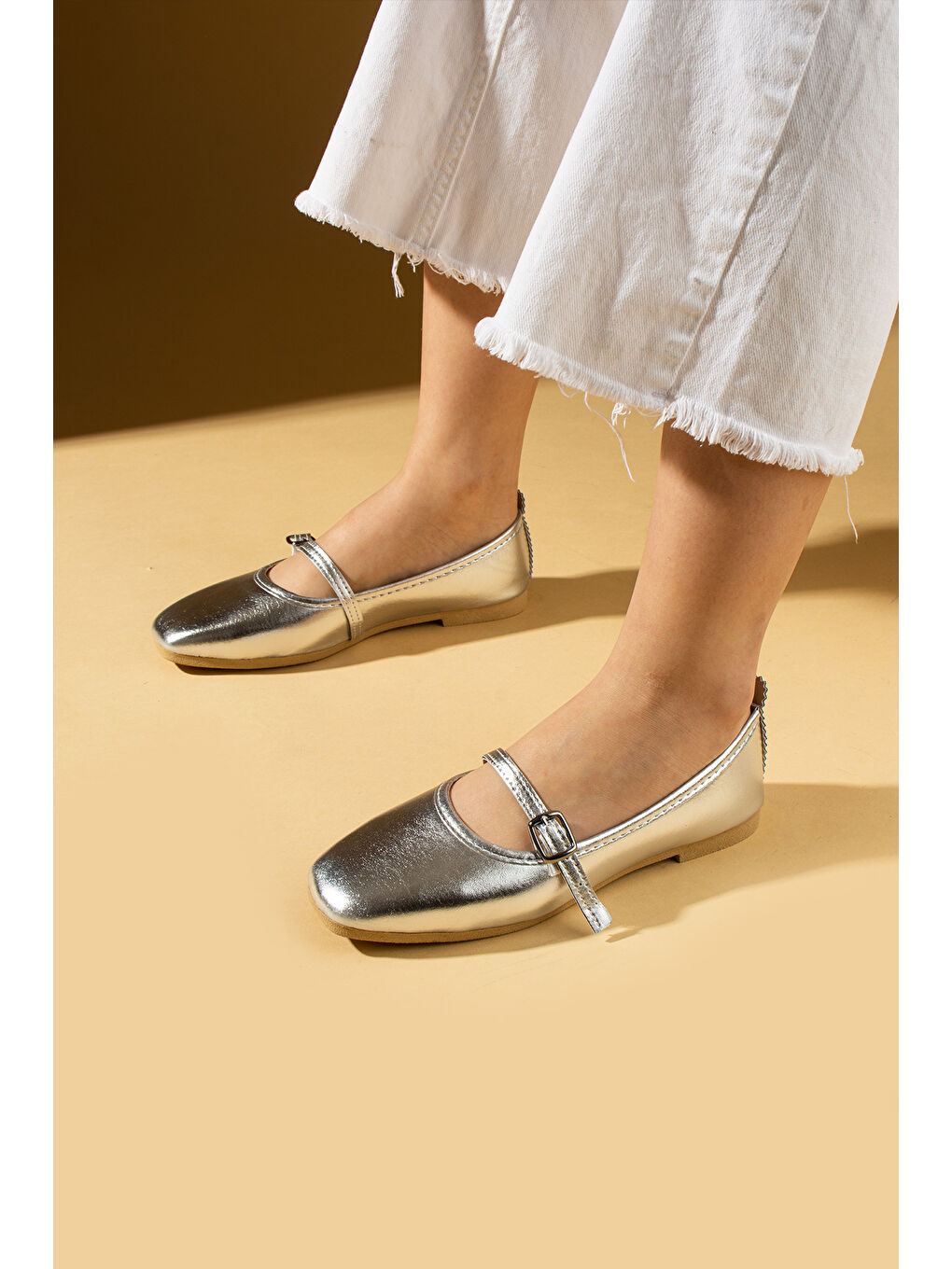 Gri Küt Burunlu Tokalı Rahat Kalıp Kadın Babet 81-142-25-1