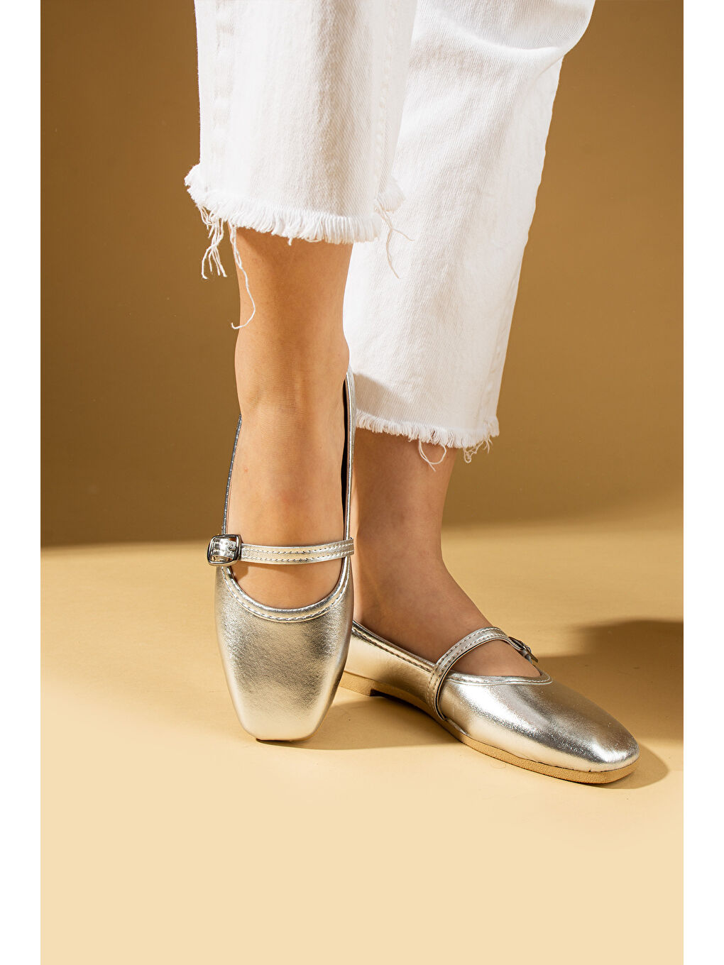 Gri Küt Burunlu Tokalı Rahat Kalıp Kadın Babet 81-142-25-2