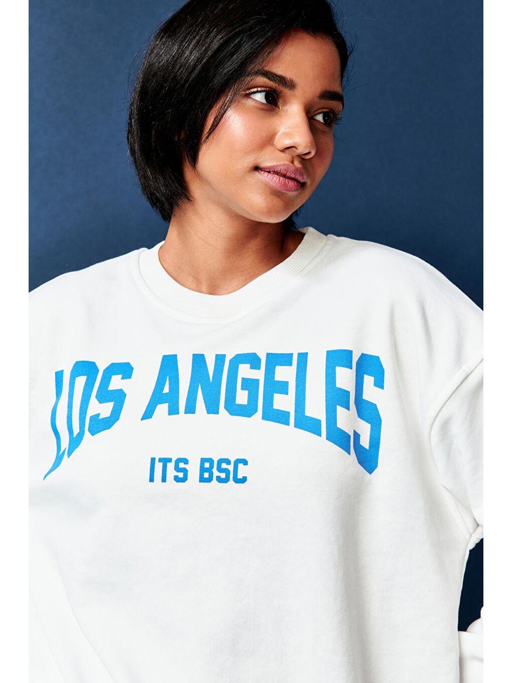 it's basic Beyaz Kadın Beyaz Renk Los Angeles Baskılı Oversize Üç İplik Sweatshirt - 1