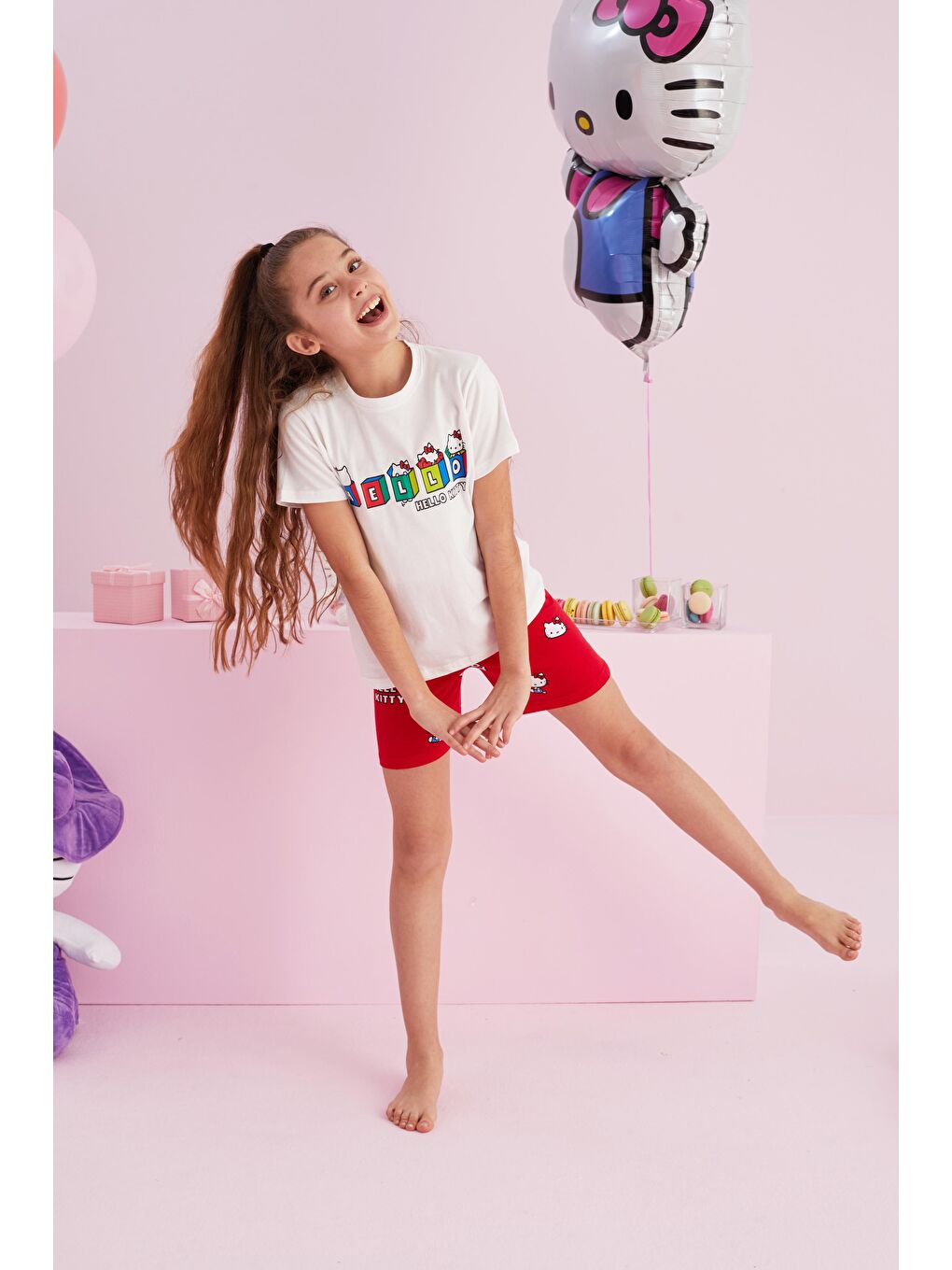 SİYAH İNCİ Beyaz Hello Kitty Lisanslı %100 Pamuk Beyaz Çok Renkli Bisklet Yaka Şort Pijama Takım