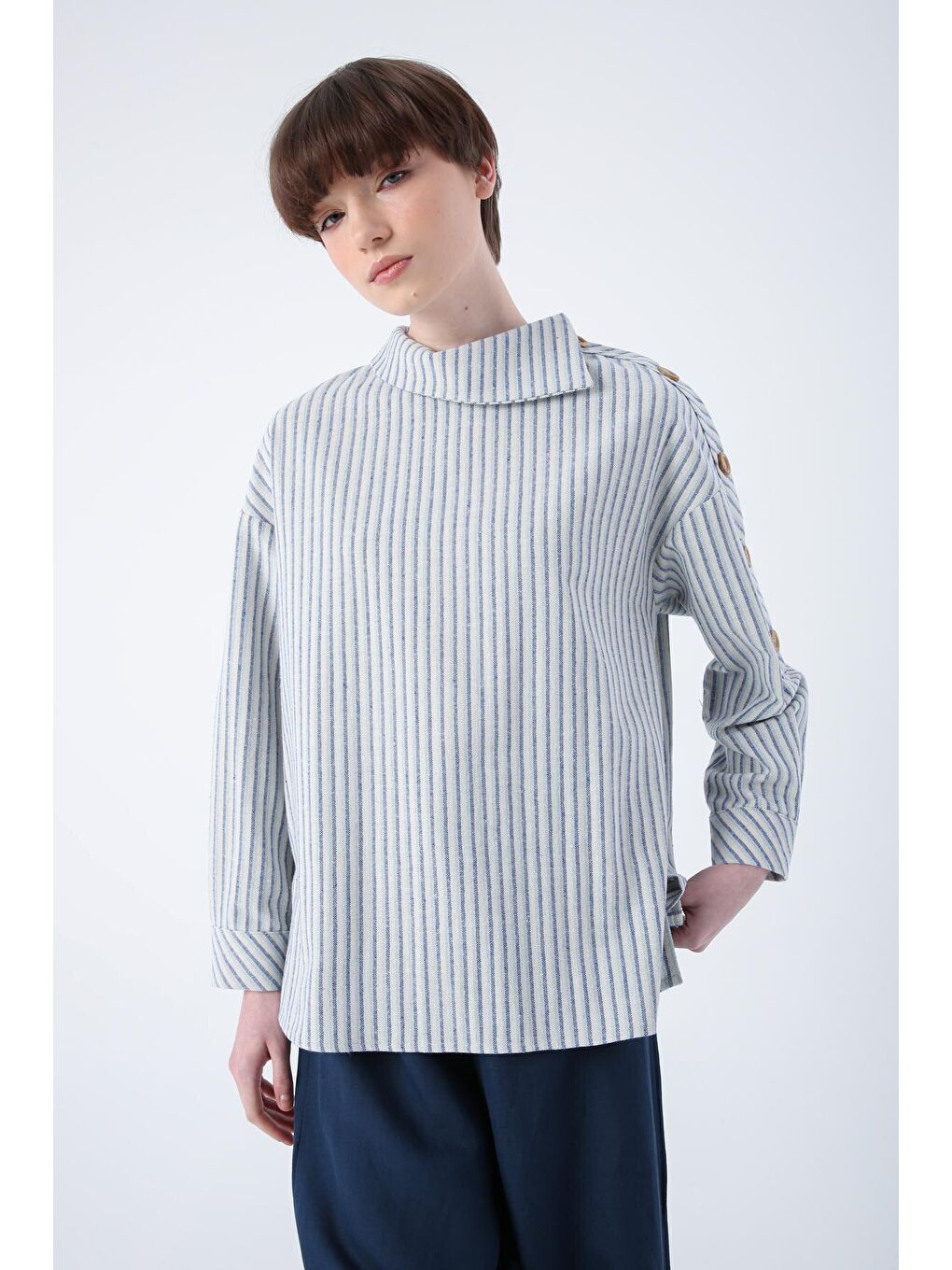 Mavi Pamuklu Omuzdan Düğmeli Çizgili Bluz-4