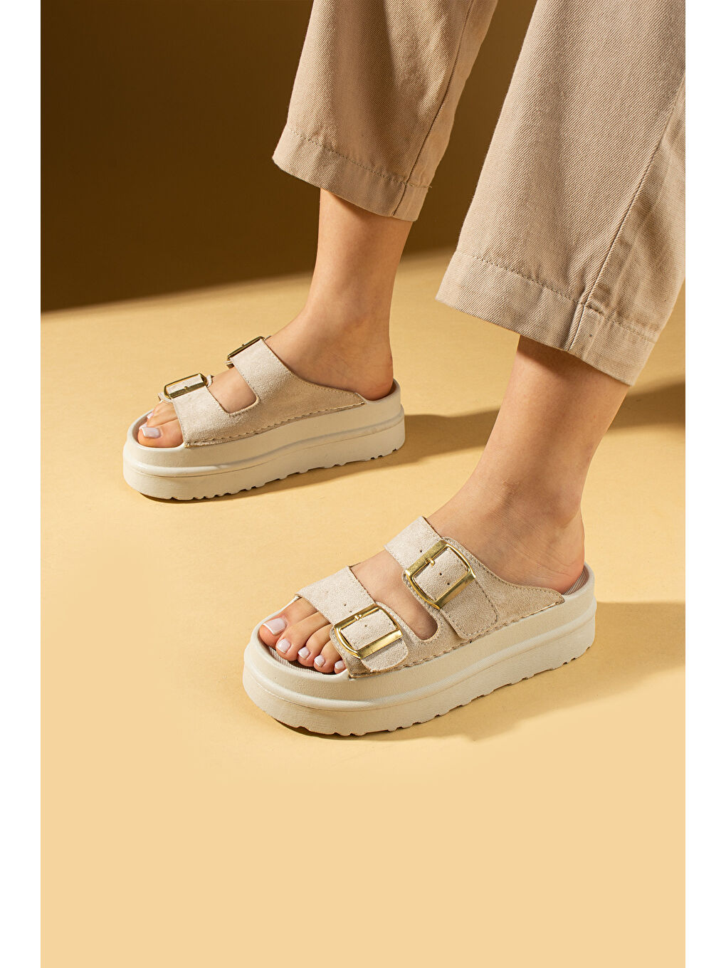 Bej Kalın Tabanlı Ayarlanabilir Çift Tokalı Kadın Terlik 024-024-25Süet-1