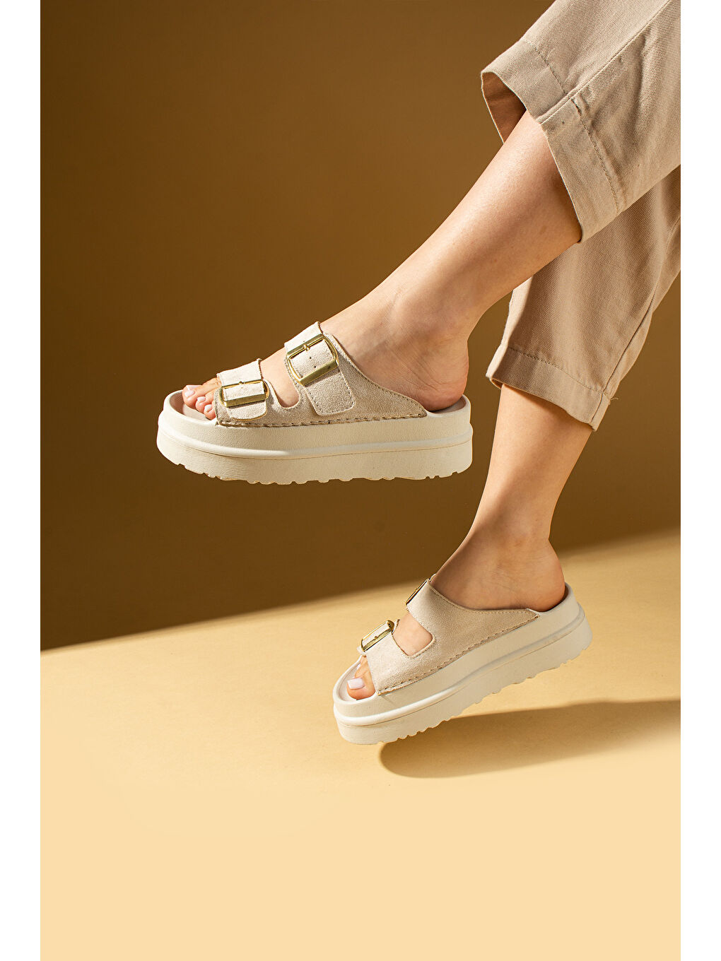 Bej Kalın Tabanlı Ayarlanabilir Çift Tokalı Kadın Terlik 024-024-25Süet-2