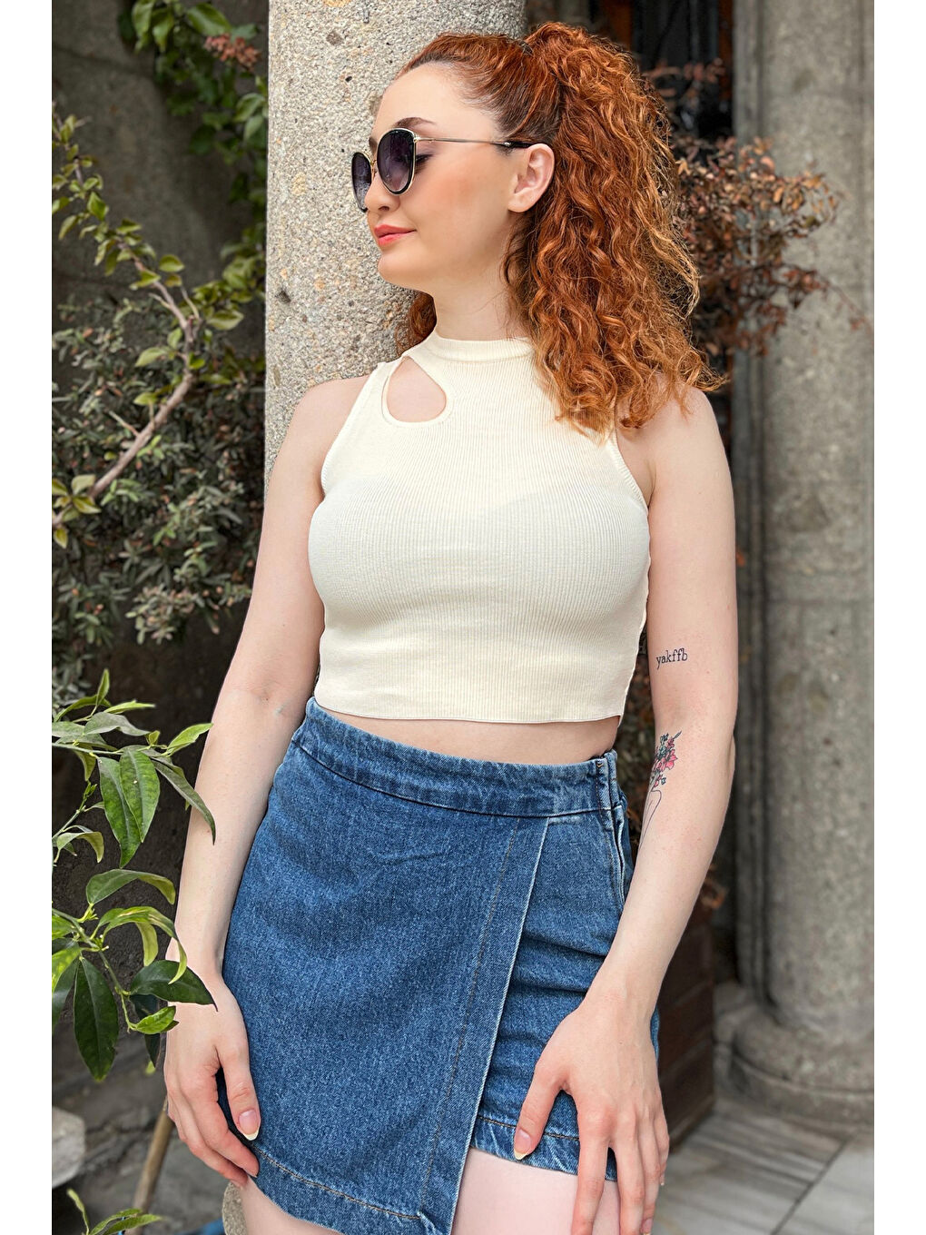 GÜLSELİ Bej Ön Pencereli Bisiklet Yaka Kadın Kaşkorse Crop Top Bluz