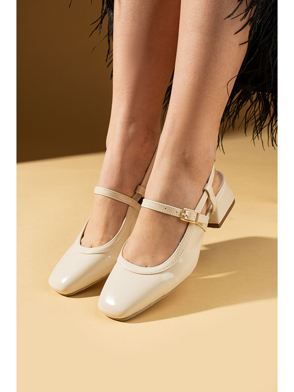 Bej Küt Burunlu Tokalı Arkası Açık Kadın Topuklu Ayakkabı 53-56-25Rugan