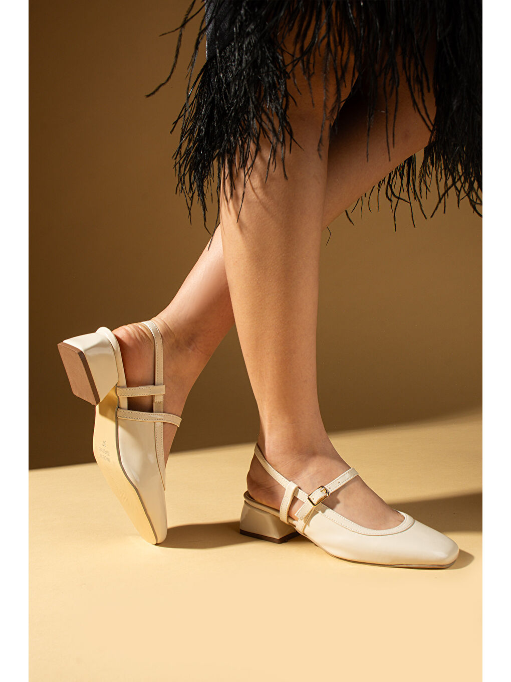 Bej Küt Burunlu Tokalı Arkası Açık Kadın Topuklu Ayakkabı 53-56-25Rugan-2