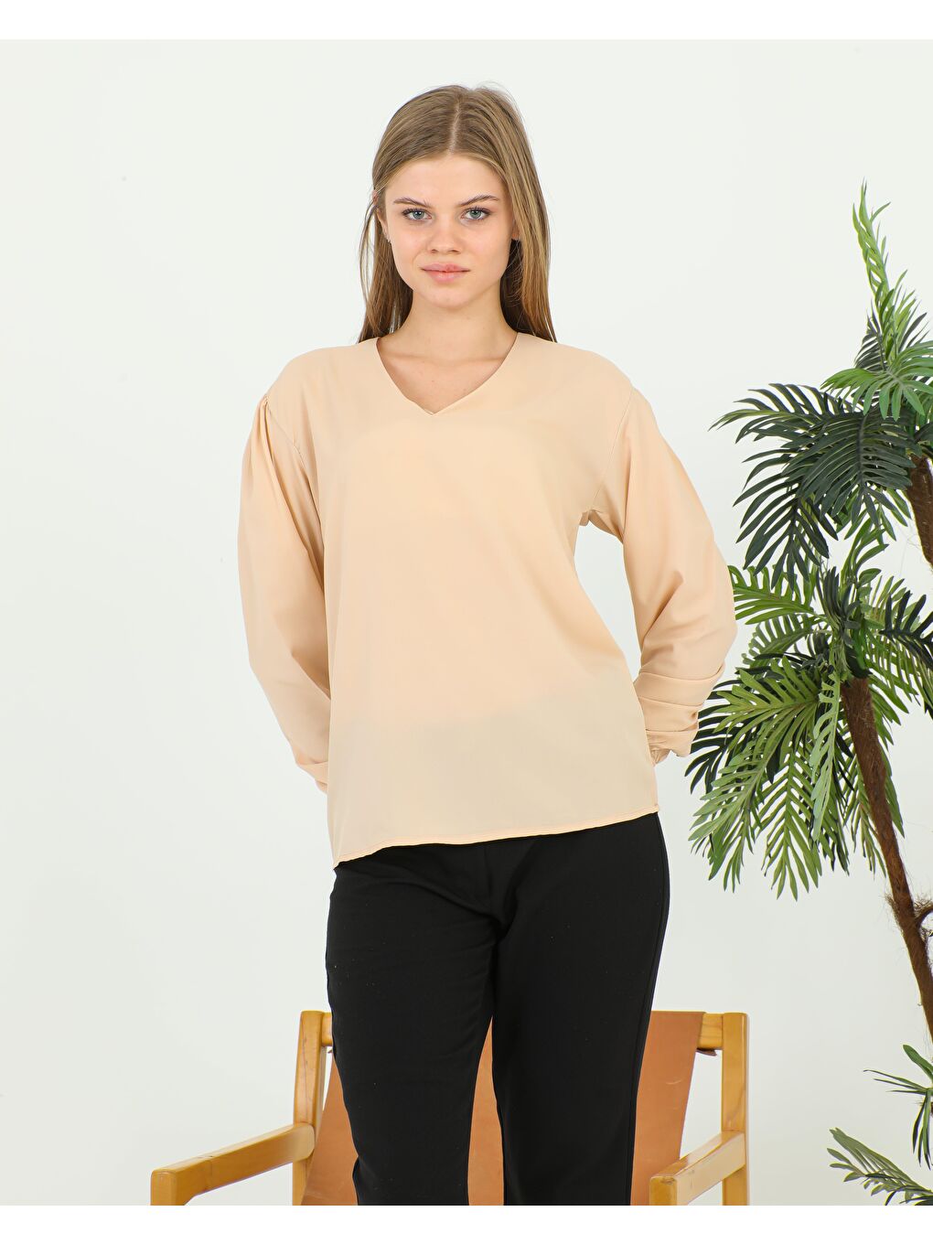Bej Kadın V Yaka Bluz 1979