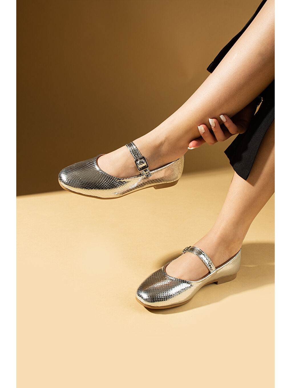 Gri Kroko Desenli Tokalı Rahat Kalıp Kadın Babet 57-52-25Yılan-1