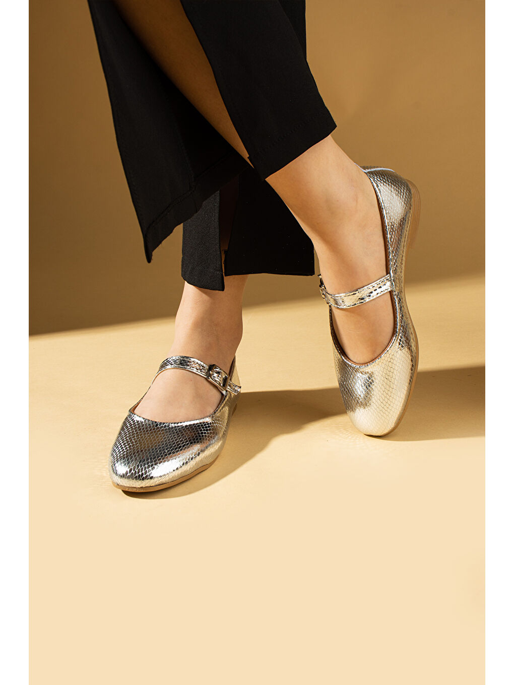 Gri Kroko Desenli Tokalı Rahat Kalıp Kadın Babet 57-52-25Yılan-2