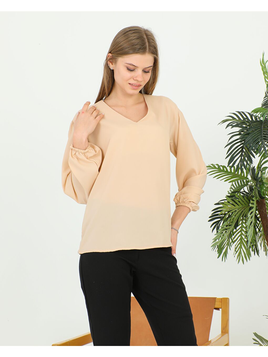 Bej Kadın V Yaka Bluz 1979-2