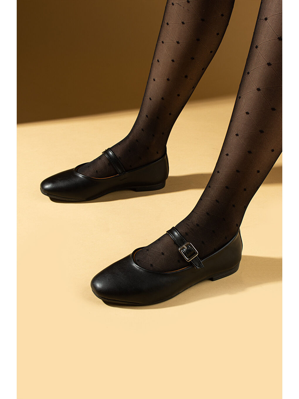 Siyah Tokalı Rahat Kalıp Kadın Babet 57-52-25Cilt