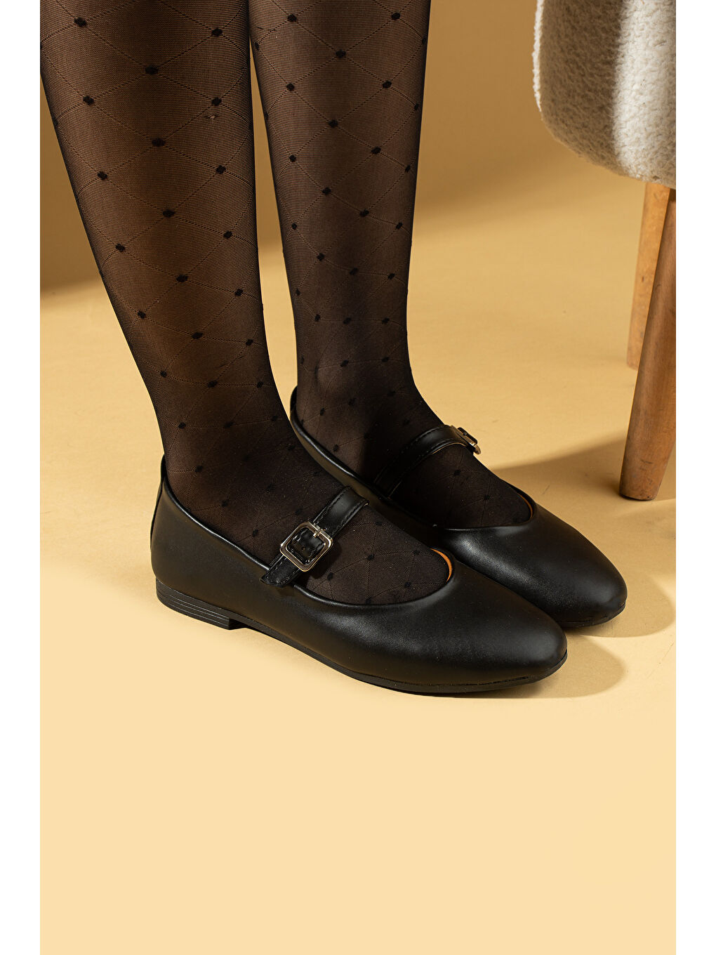 Siyah Tokalı Rahat Kalıp Kadın Babet 57-52-25Cilt-2