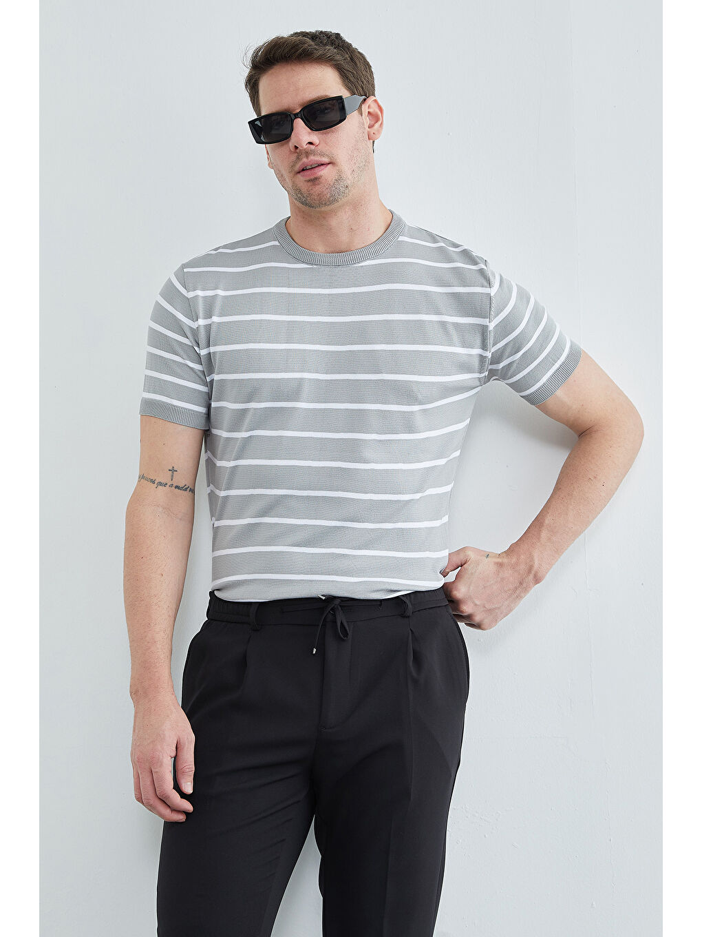 Gri Çizgili Bisiklet Yaka Triko Tişört-1