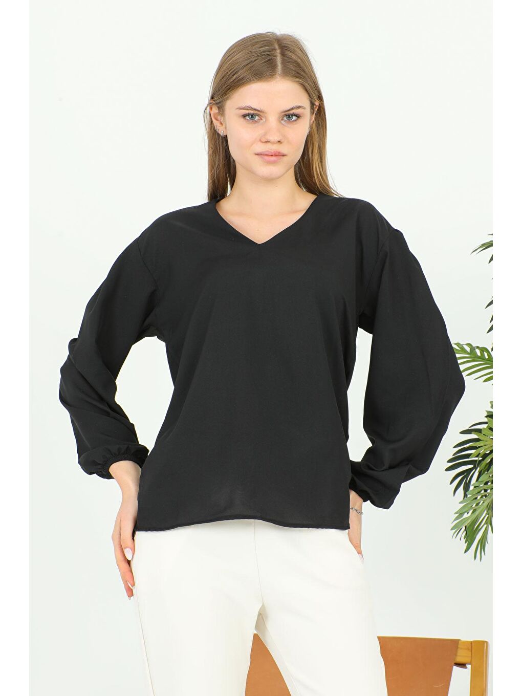 Siyah Kadın V Yaka Bluz 1979