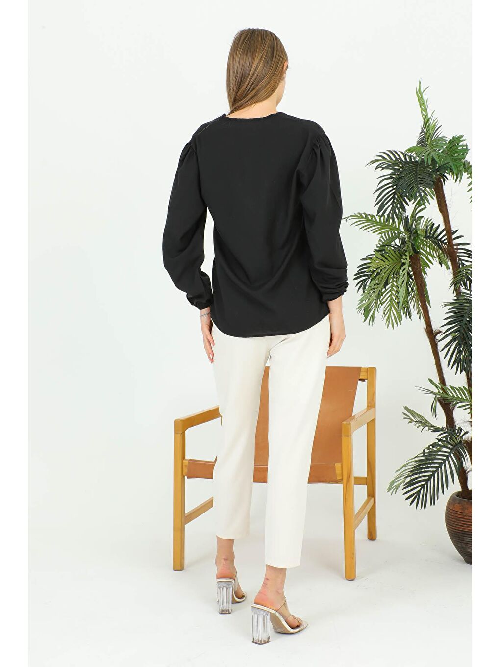 Siyah Kadın V Yaka Bluz 1979-1