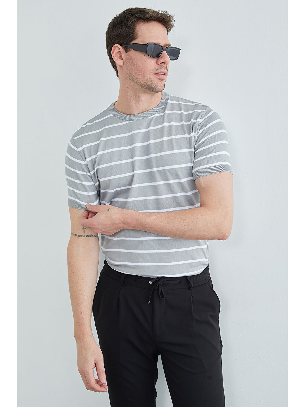 Gri Çizgili Bisiklet Yaka Triko Tişört-3