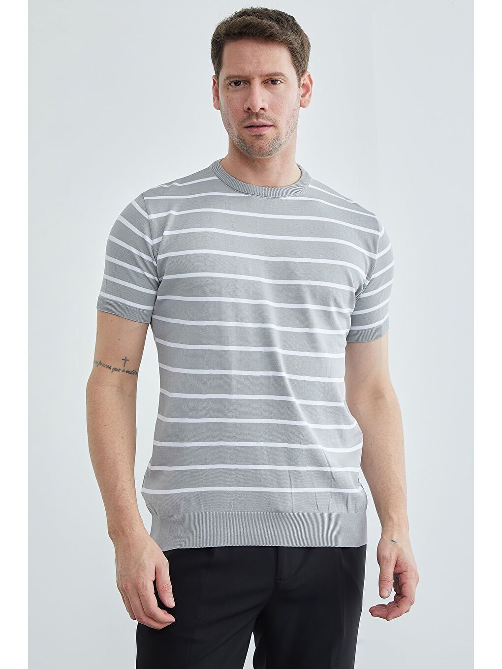 Gri Çizgili Bisiklet Yaka Triko Tişört-4