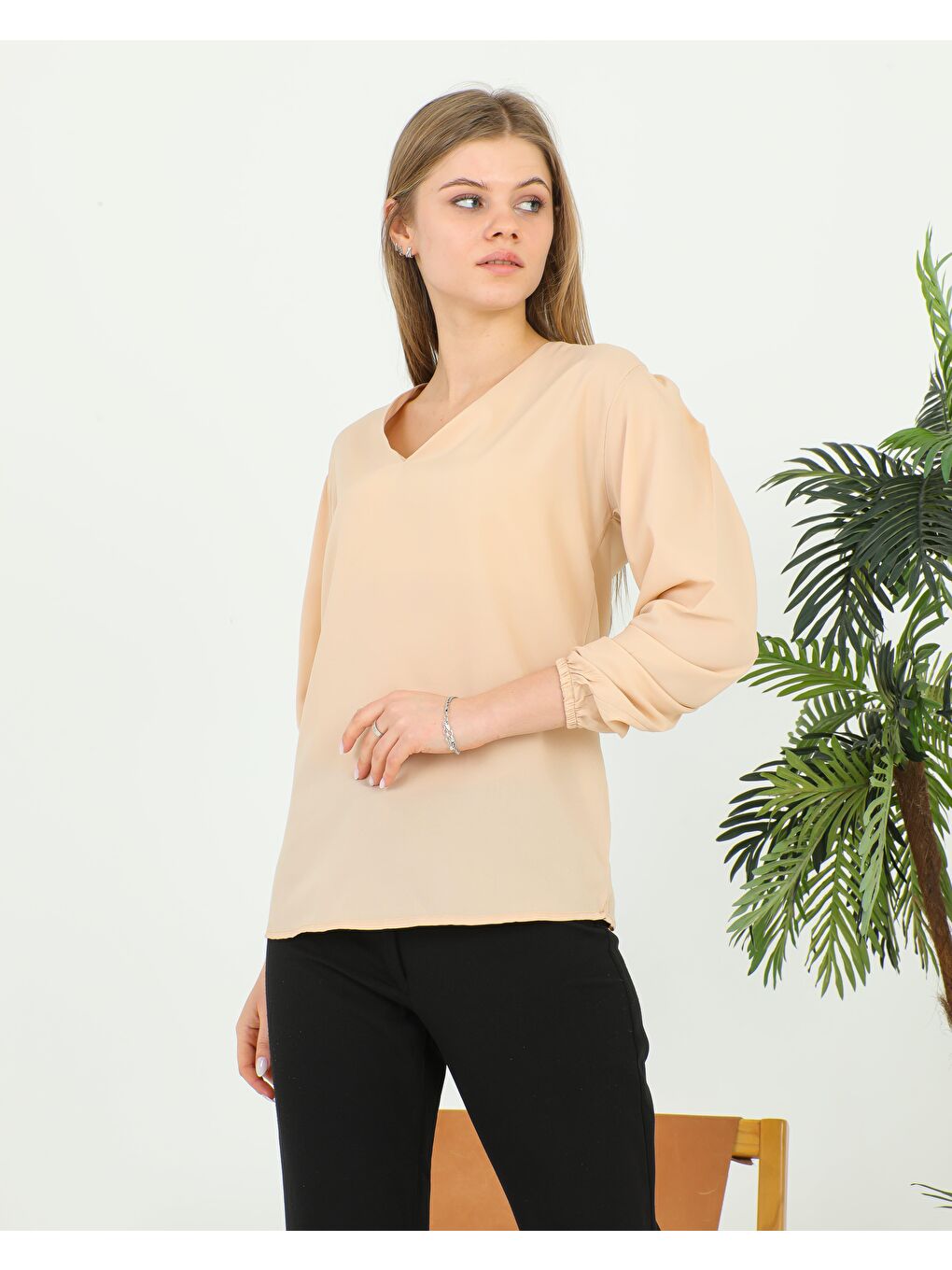 Bej Kadın V Yaka Bluz 1979-3
