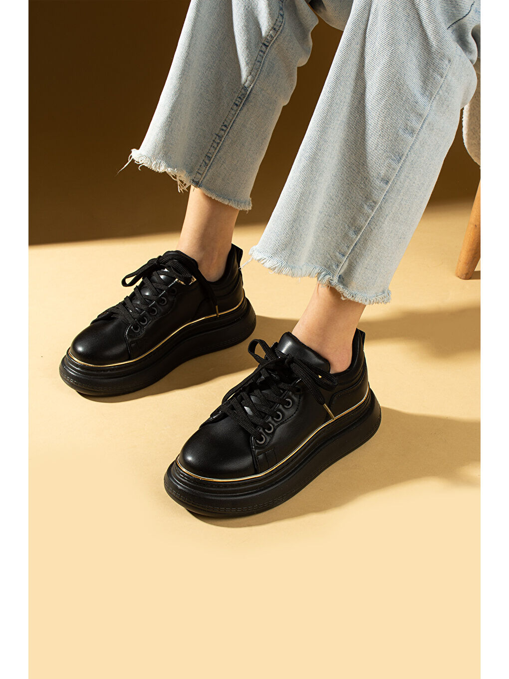 Siyah Yüksek Taban Bağcıklı Comfort Kadın Sneakers 36-1050-25