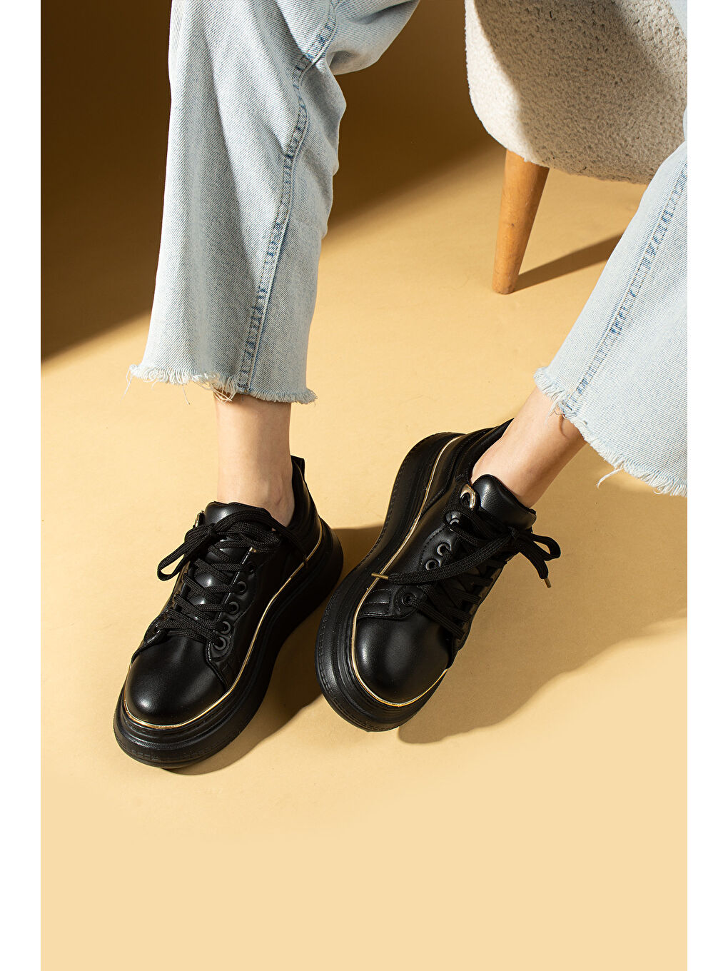 Siyah Yüksek Taban Bağcıklı Comfort Kadın Sneakers 36-1050-25-1