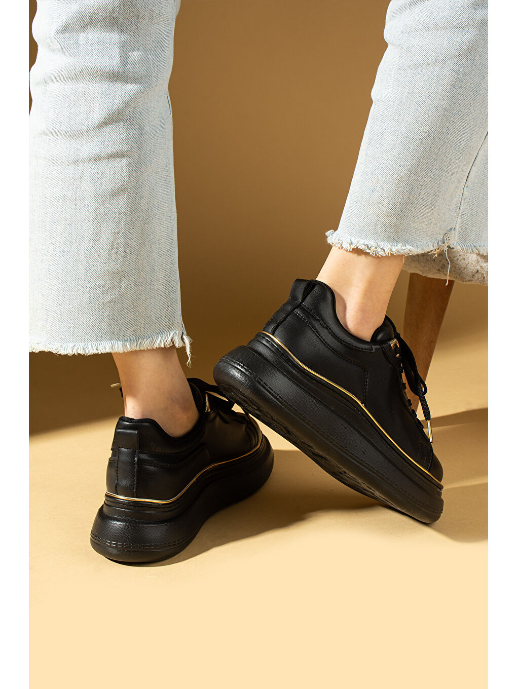 Siyah Yüksek Taban Bağcıklı Comfort Kadın Sneakers 36-1050-25-2