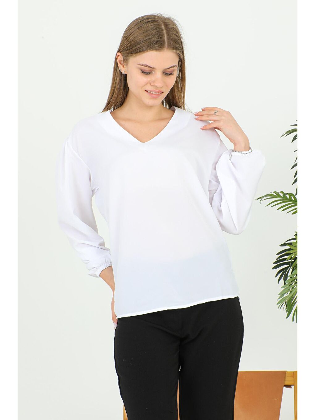 Beyaz Kadın V Yaka Bluz 1979