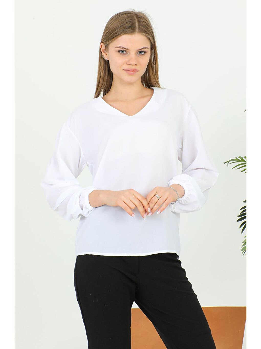 Beyaz Kadın V Yaka Bluz 1979-3