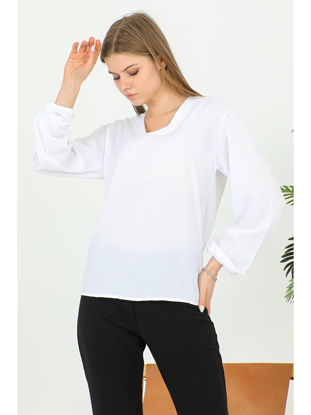 Beyaz Kadın V Yaka Bluz 1979-4