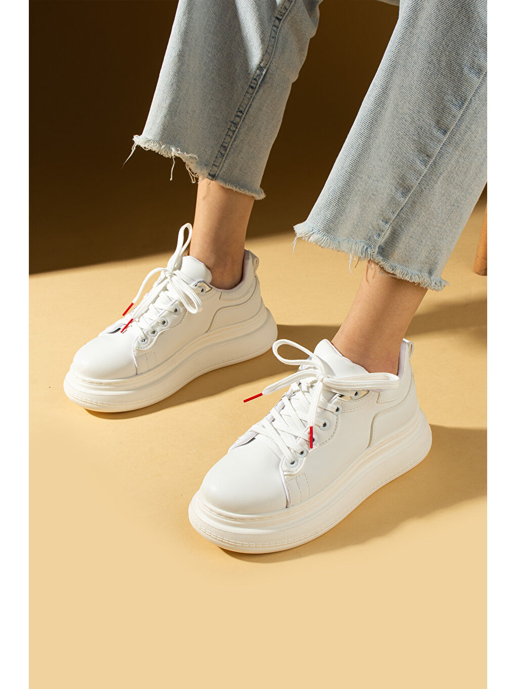 Beyaz Yüksek Taban Bağcıklı Comfort Kadın Sneakers 36-1050-25