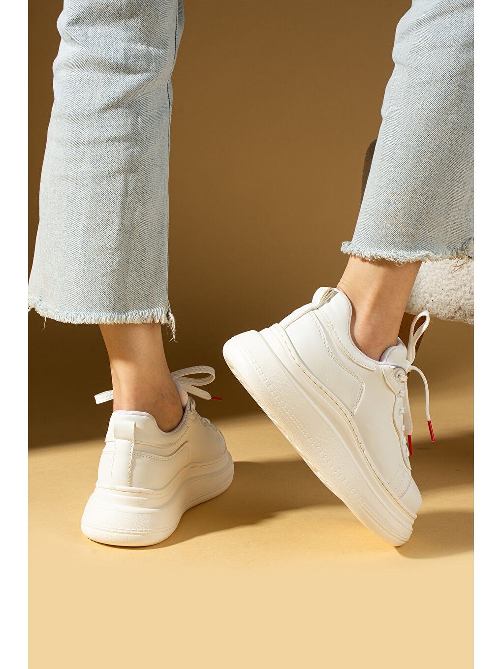 Beyaz Yüksek Taban Bağcıklı Comfort Kadın Sneakers 36-1050-25-2