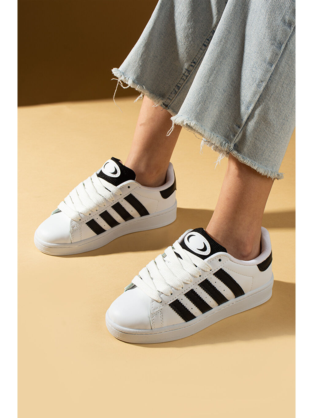 Beyaz Kalın Bağcıklı Şerit Detaylı Rahat Taban Kadın Sneakers 001-3458-25Siyah