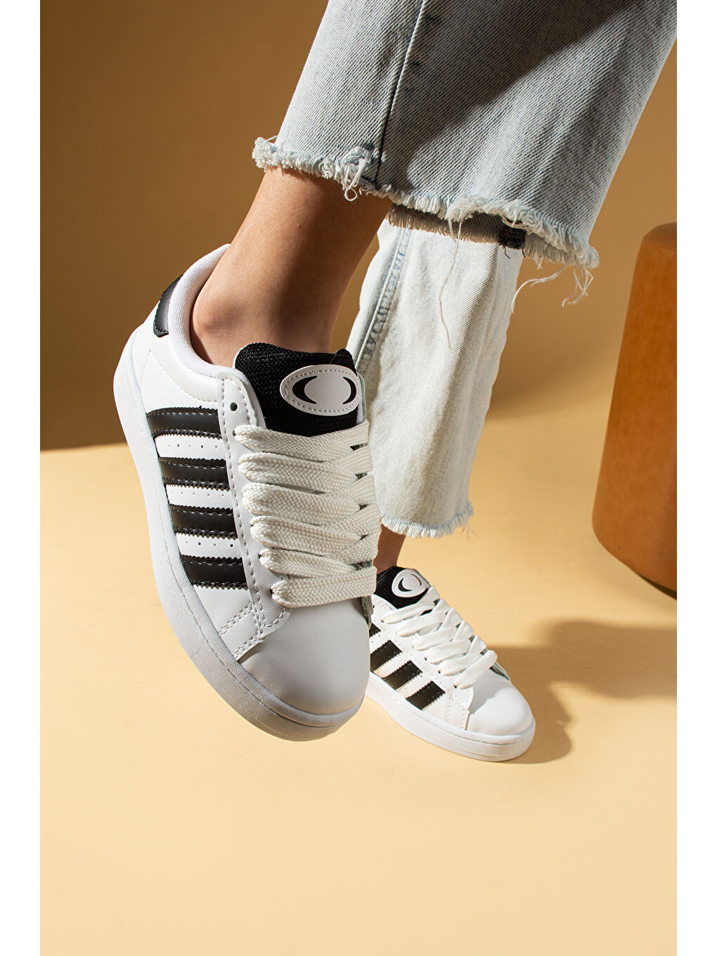 Beyaz Kalın Bağcıklı Şerit Detaylı Rahat Taban Kadın Sneakers 001-3458-25Siyah-1