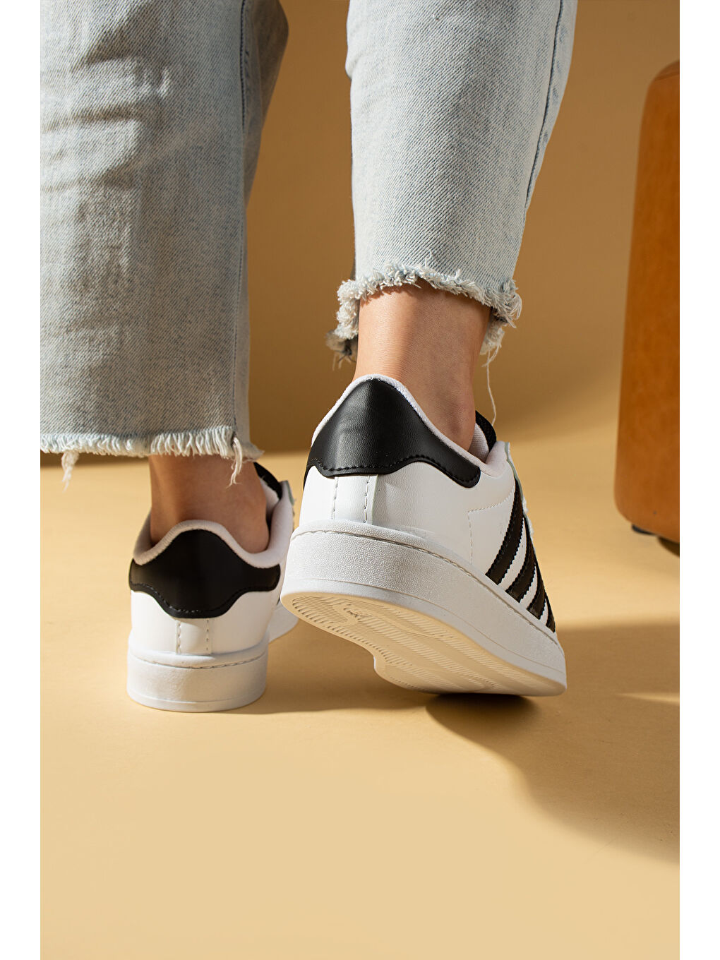 Beyaz Kalın Bağcıklı Şerit Detaylı Rahat Taban Kadın Sneakers 001-3458-25Siyah-2