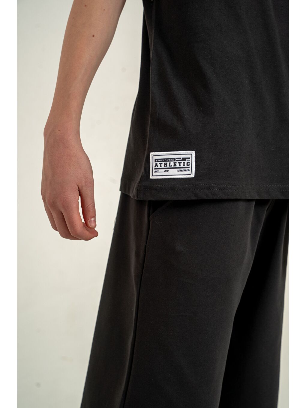 Siyah Athletic Arma Nakışlı Kolyeli Erkek Çocuk Şort - Tişört Takımı-4