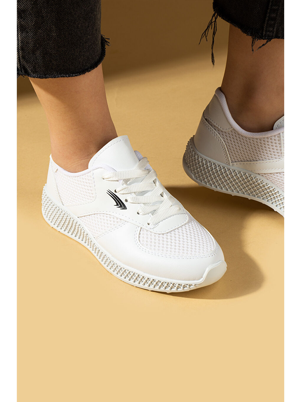 Beyaz Fileli Rahat Taban Bağcıklı Comfort Kadın Sneaker 001-1313-25