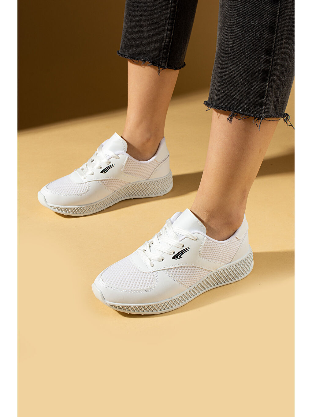 Beyaz Fileli Rahat Taban Bağcıklı Comfort Kadın Sneaker 001-1313-25-1