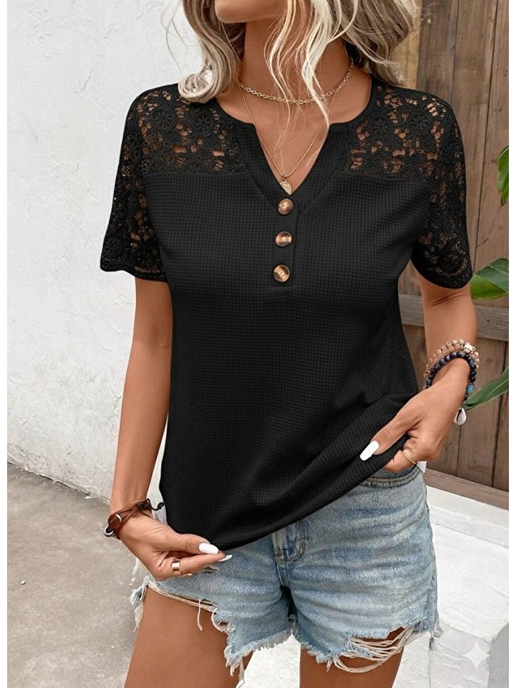 Siyah Kadın Kısa Kollu V Yakalı önden Düğmeli Dantel Detaylı Waffle Bluz-1