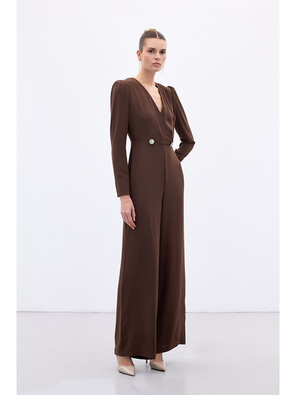 Kahverengi Kruvaze Süs Taşlı Krep Tulum - Kahve-1