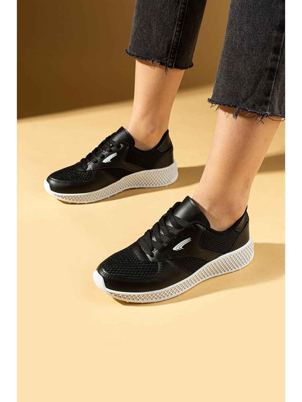 Siyah Fileli Rahat Taban Bağcıklı Comfort Kadın Sneaker 001-1313-25