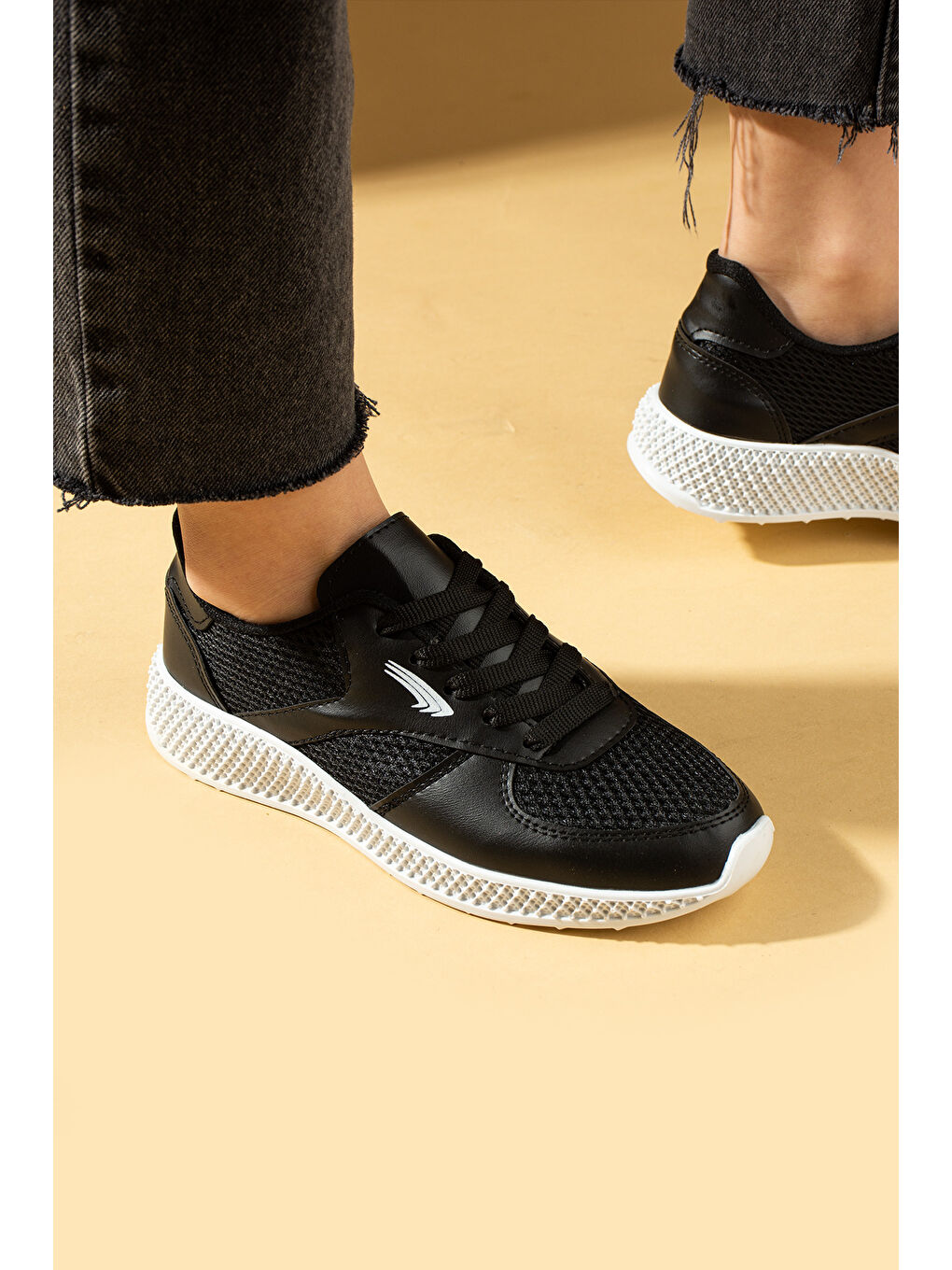 Siyah Fileli Rahat Taban Bağcıklı Comfort Kadın Sneaker 001-1313-25-2