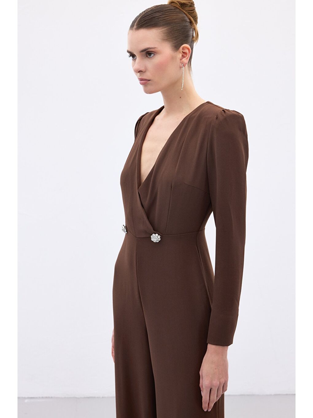 Kahverengi Kruvaze Süs Taşlı Krep Tulum - Kahve-3