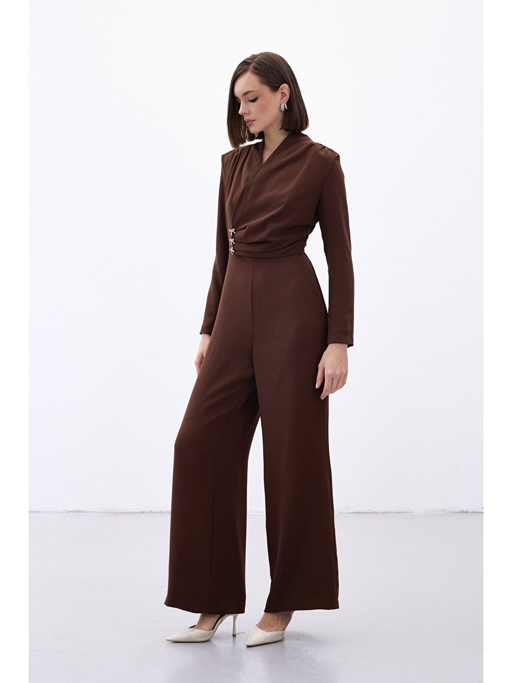 Kahverengi Fiyonk Aksesuarlı Krep Tulum - Kahve-2