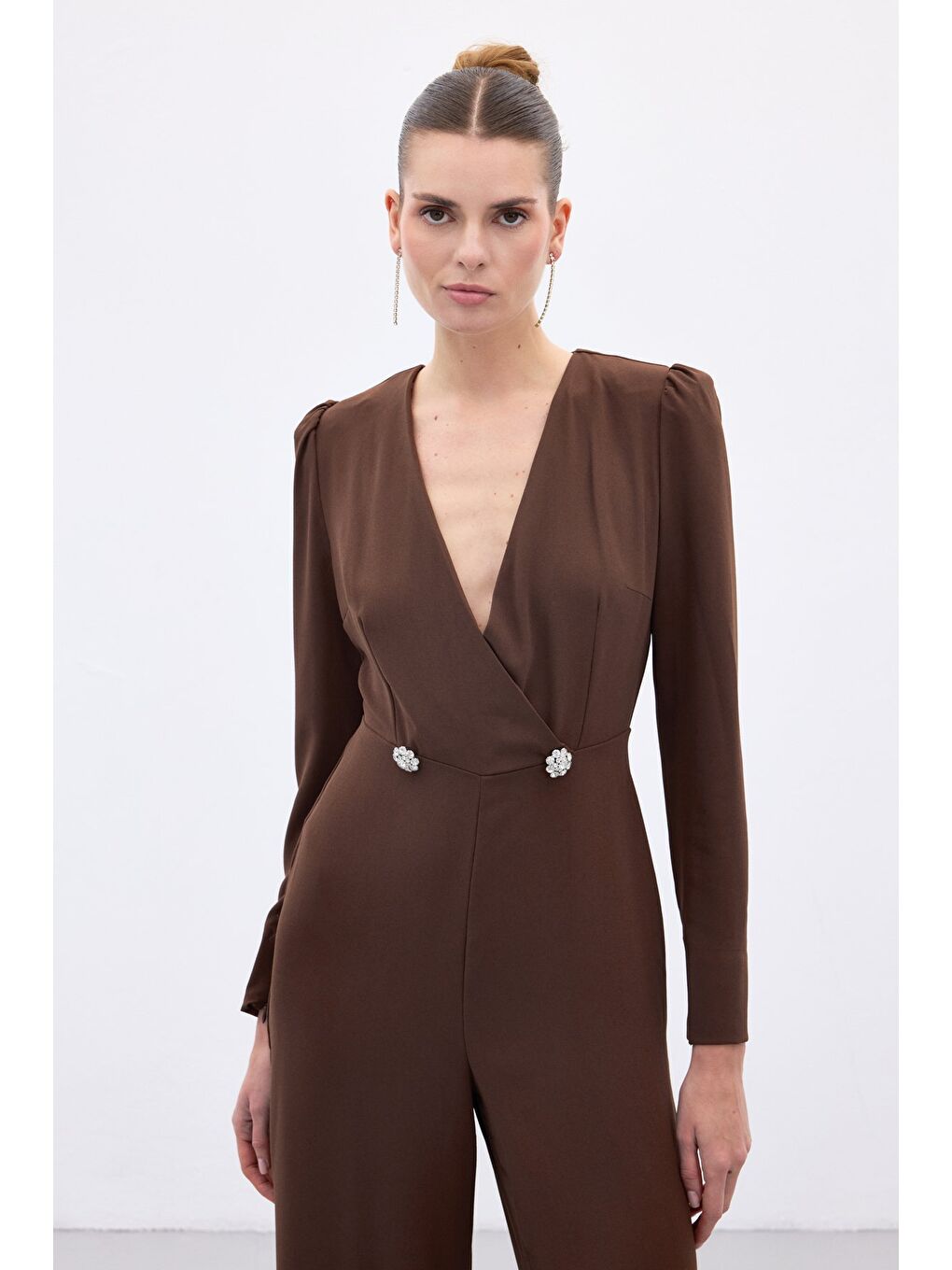 Kahverengi Kruvaze Süs Taşlı Krep Tulum - Kahve-4