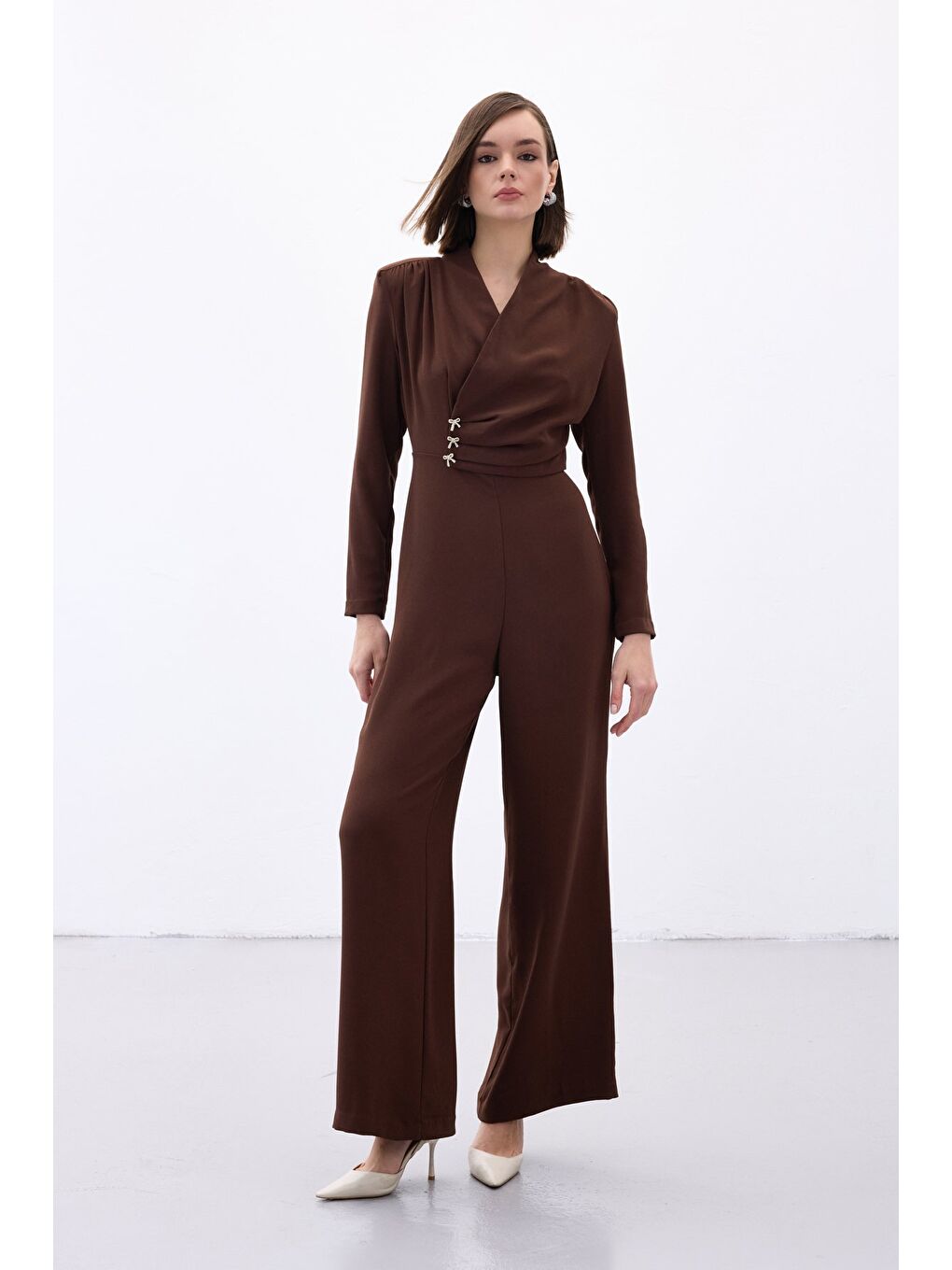 Kahverengi Fiyonk Aksesuarlı Krep Tulum - Kahve-3