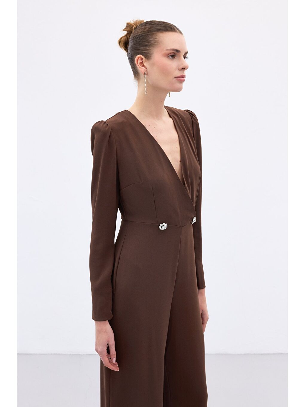 Kahverengi Kruvaze Süs Taşlı Krep Tulum - Kahve-5