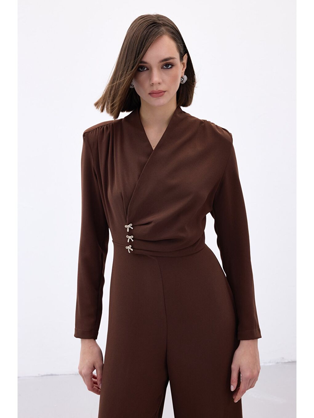 Kahverengi Fiyonk Aksesuarlı Krep Tulum - Kahve-4