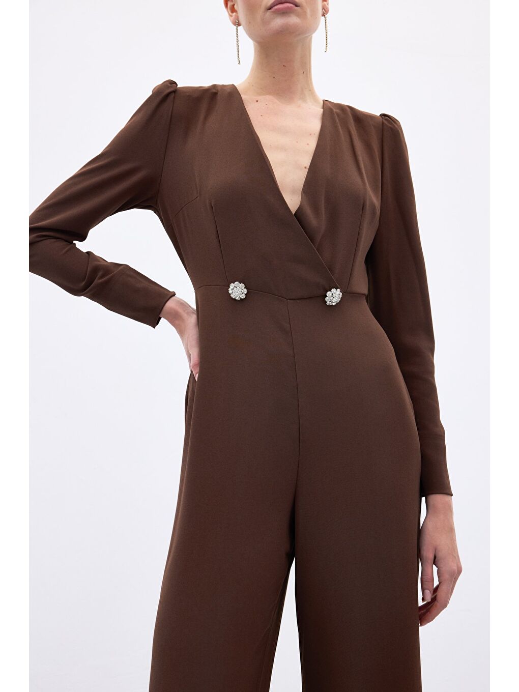 Kahverengi Kruvaze Süs Taşlı Krep Tulum - Kahve-6