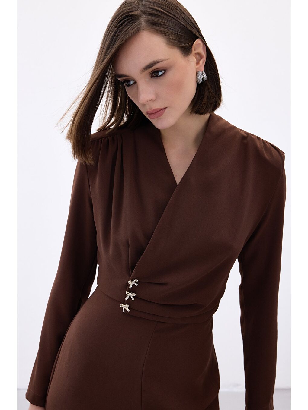 Kahverengi Fiyonk Aksesuarlı Krep Tulum - Kahve-5