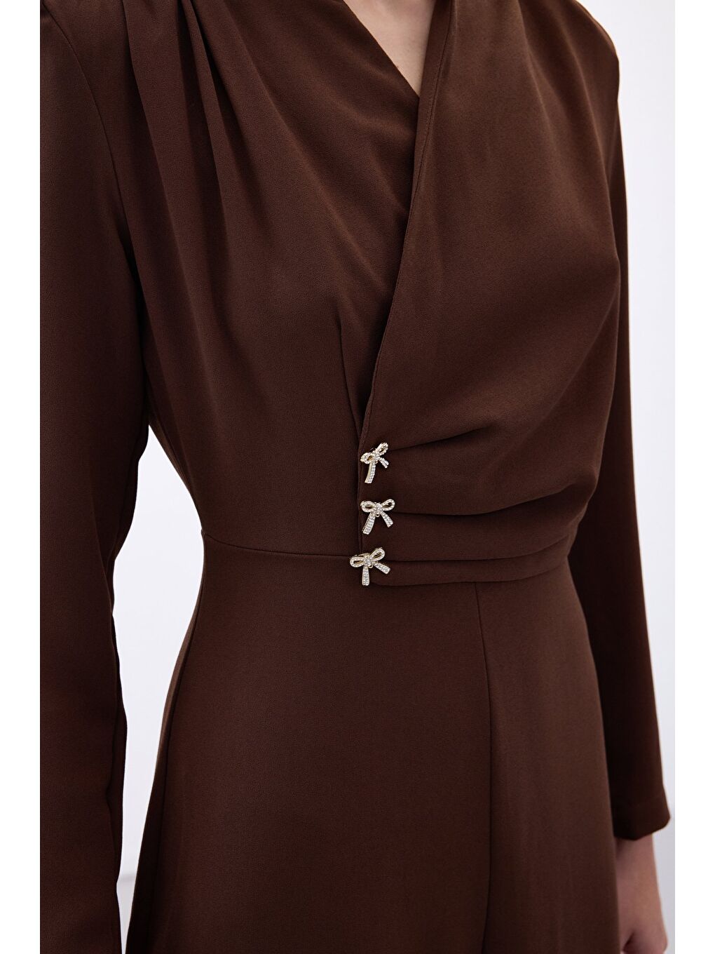 Kahverengi Fiyonk Aksesuarlı Krep Tulum - Kahve-6